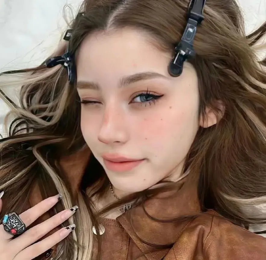 不动声色的柏田小姐与喜形于色的太田君